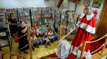 Z prvňáčků se stali čtenáři, od knihovnic dostali knížku Křeček v letu