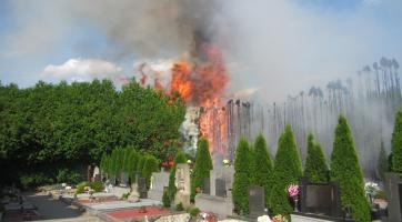 Na mařatickém hřbitově hořelo. Hasiči bojovali nejen s plameny, ale i se silným větrem