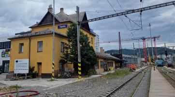 Přestavba železnice ve Vsetíně pokračuje. K zemi půjde historická výpravní budova