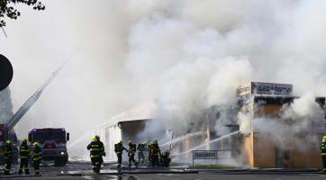 V centru Otrokovic hoří obchodní objekt. Hasiči vyhlásili nejvyšší stupeň poplachu