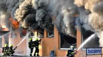 Požár v centru Otrokovic se podařilo lokalizovat. Škody budou v řádu desítek milionů korun