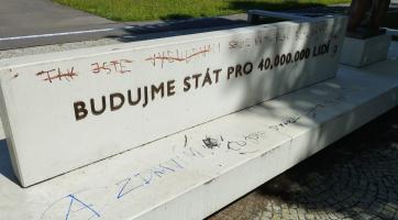 Pomník Jana Antonína Bati v Otrokovicích počmárala místní vandalka