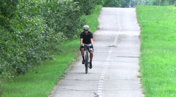 Za splnění povinné výbavy kola dostali cyklisté dárek