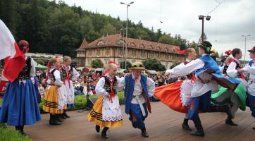 V Luhačovicích začíná 31. ročník dětského folklorního festivalu Písní a tancem