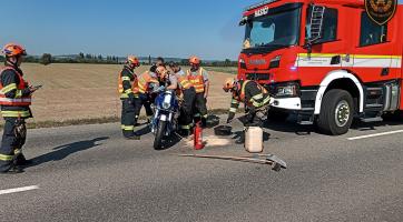 Tragická nehoda na Kroměřížsku. Srážku s osobním automobilem nepřežil 46letý motorkář