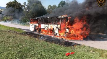 Autobus se čtyřicítkou cestujících na palubě začal hořet. Po zásahu hasičů z něj zbylo jen torzo
