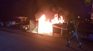 Krušná noc hasičů ve Zlíně: úmyslně zapálené kontejnery a nedbalý kuřák na balkóně