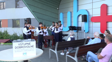 Žáci ZUŠ koncertovali před Uherskohradišťskou nemocnicí