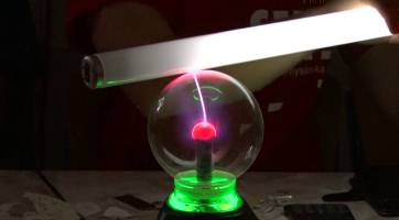 Kapka fyziky letos ukázala pod UV lampou peníze i štíra