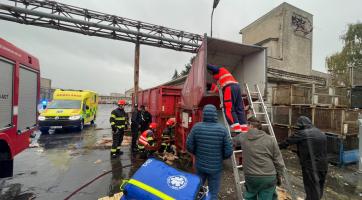 Zdravotníci zachraňovali muže, který spadl do lisu na starý papír