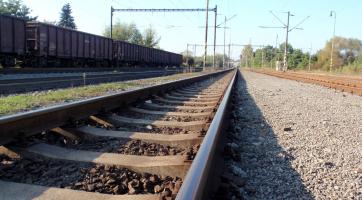 Tragická nehoda v Rožnově: řidič osobního automobilu nepřežil srážku s vlakem