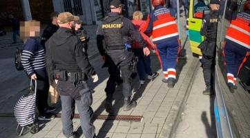 Policisté ve Zlíně zachraňovali zraněnou ženu, která ležela na zastávce