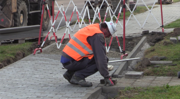 Technické služby dokončují opravu chodníku v Nětčicích 