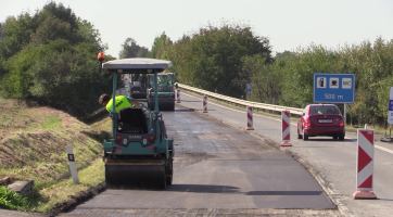 Opravu povrchu silnice I/55 u Ostrožské Nové Vsi provází dlouhá objížďka