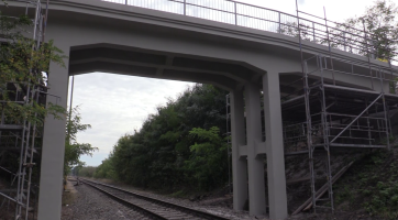 Veselí nad Moravou opravuje dva stoleté mosty přes železnici