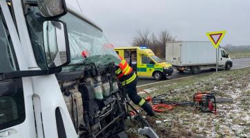 U Zlechova se srazila dvě nákladní auta. Jeden z řidičů zůstal ve voze zaklíněn