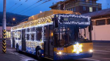 Ulice Zlína a Otrokovic brázdí vánočně vyzdobený trolejbus s tisíci světýlky