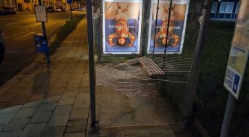 V Kroměříži řádili vandalové. Rozbili sklo na zastávce a převraceli kontejnery na odpad