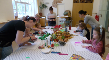 Děti tvořily ve Slováckém muzeu podzimní skřítky a muchomůrky