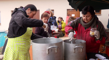 Areál Jízdy králů hostil bleší trhy. Na své si přišli i milovníci zabíjačkových specialit