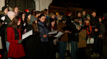 Den boje za svobodu oslavili studenti v Uherském Hradišti zpěvem