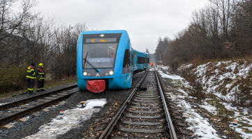 V Brumově na Zlínsku vykolejil osobní vlak. Provoz na trati stojí
