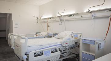 Nová lůžka přinesou pacientům i zdravotníkům Baťovy nemocnice větší pohodlí. Ta stará poputují na Ukrajinu