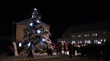 Lidé v Lužicích se sešli na vánoční trhu a u vánočního stromu