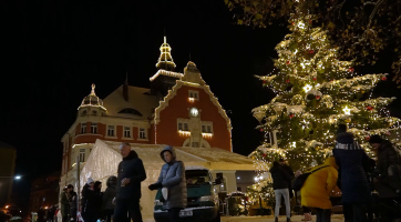 Děti svými zvonečky opět v Hodoníně pomohly rozsvítit vánoční strom 