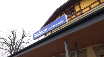 Zrekonstruované vlakové nádraží v Rožnově přivítalo první cestující