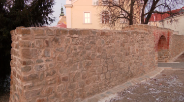 Památná Matyášova brána v Jezuitské zahradě je po rekonstrukci jako nová