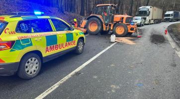 U Zádveřic-Rakové havaroval traktor. Řidič skončil v péči záchranářů