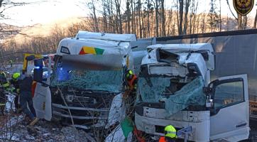 Vážná nehoda dvou náklaďáků a jednoho osobního vozidla v Buchlovských kopcích: tři zranění, na místo letěl vrtulník