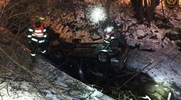 Osobní vozidlo skončilo na střeše v korytě potoka. Zasahovali hasiči i záchranáři