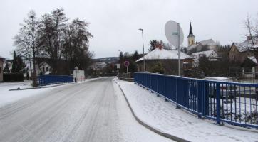 V průtahu města Zubří byl zprovozněn nový most