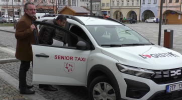 Ve Valašském Meziříčí začalo jezdit Senior taxi