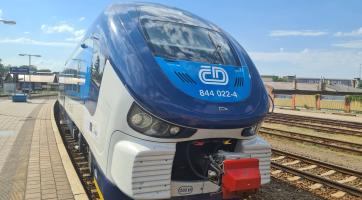 Novinka v krajské dopravě: cestující si mohou koupit jízdenku v samoobslužné pokladně přímo ve vlaku