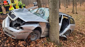 V lese nedaleko Zlína havaroval osobní automobil. Po nárazu do stromu zůstal řidič ve voze zaklíněný