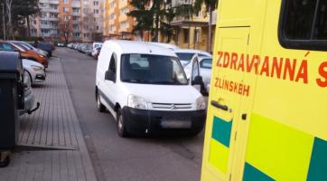 Bezohledný řidič odstavil auto uprostřed silnice přímo za zasahující sanitkou a klidně odešel