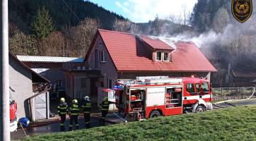 V Hutisku-Solanci hořel rodinný dům. Za požár mohla nevhodná konstrukce krbu