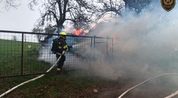 Sobota pohledem hasičů: na Zlínsku hořelo osobní auto a hromada dřeva