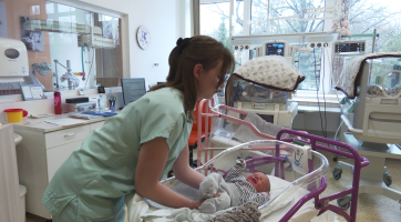 Klidný dech novorozenců bude v Kroměřížské nemocnici střežit deset nových monitorů