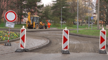 Opravu kruhového objezdu v centru Hodonína provází dopravní omezení