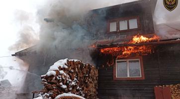 Na okraji Vsetína hořel rodinný dům. Při příjezdu hasičů už byl celý v plamenech
