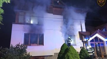 V Leskovci hořel rodinný dům. Obyvatelka skončila v nemocnici, kočky vynesli hasiči oknem