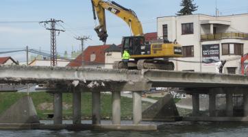 FOTOGALERIE: Přestavba mostu v Napajedlích je v plném proudu