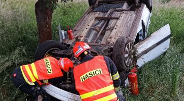 Úterní nehody pohledem hasičů: jedno auto skončilo ve křoví, druhé převrácené na střeše