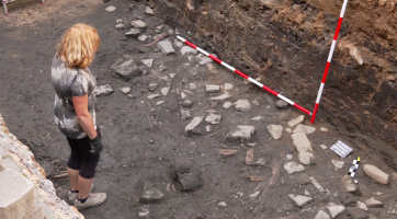 Archeologové narazili na Mariánském náměstí na středověkou dlažbu a jiné poklady