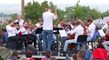 Slovácký orchestr mladých zahájí letní koncertní sezónu pod hvězdami