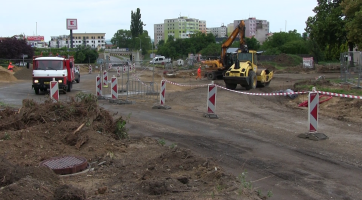 Výstavba okružní křižovatky ve Veselí nad Moravou je v polovině